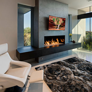 Diseño de dormitorio principal, minimalista, grande, con paredes beige, suelo de baldosas de porcelana, chimenea lineal y marco de chimenea de hormigón