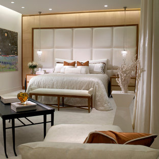 Modelo de dormitorio principal, actual, grande, con moqueta, paredes blancas y suelo blanco