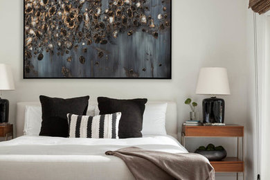 Свежая идея для дизайна: хозяйская спальня в современном стиле с ковровым покрытием - отличное фото интерьера