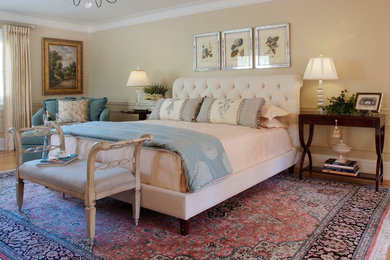Großes Klassisches Hauptschlafzimmer mit beiger Wandfarbe, braunem Holzboden, Kamin, Kaminumrandung aus Backstein und braunem Boden in Philadelphia