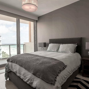Foto de habitación de invitados actual, grande, con paredes grises, suelo de travertino y suelo beige