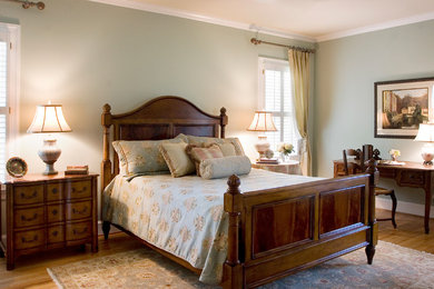 Пример оригинального дизайна: хозяйская спальня среднего размера в классическом стиле с зелеными стенами, паркетным полом среднего тона и коричневым полом