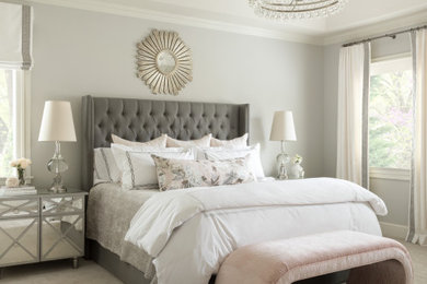 Klassisk inredning av ett sovrum, med grå väggar, heltäckningsmatta och grått golv