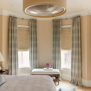 Foto de dormitorio principal, clásico renovado, de tamaño medio, sin chimenea, con parades naranjas y moqueta
