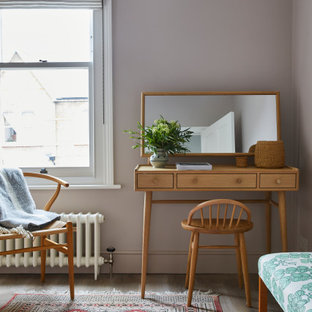 Foto de habitación de invitados contemporánea con paredes rosas y suelo de madera en tonos medios