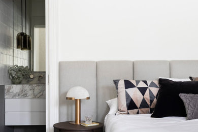 メルボルンにある中くらいなコンテンポラリースタイルのおしゃれな主寝室 (白い壁、カーペット敷き、グレーの床、グレーとブラウン)