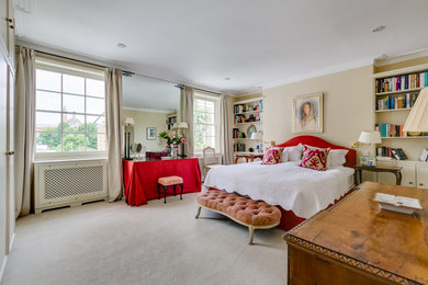 Стильный дизайн: большая хозяйская спальня в классическом стиле с бежевыми стенами, ковровым покрытием и серым полом без камина - последний тренд