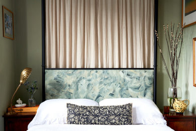 Imagen de dormitorio ecléctico con paredes verdes