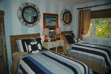 Modelo de habitación de invitados ecléctica de tamaño medio con paredes azules y suelo de madera en tonos medios