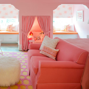Inspiration pour une grand chambre avec un mur rose et un sol en bois foncé.