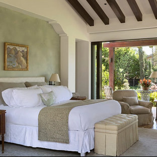 Ejemplo de dormitorio principal, mediterráneo, grande, con paredes verdes