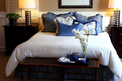 Imagen de dormitorio principal clásico renovado de tamaño medio sin chimenea con paredes beige, moqueta y suelo beige
