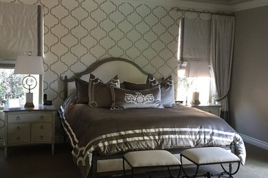 Imagen de dormitorio principal tradicional renovado de tamaño medio sin chimenea con paredes marrones, moqueta y suelo beige