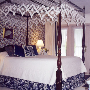 Modelo de dormitorio principal, tradicional, grande, con paredes multicolor, moqueta y suelo blanco
