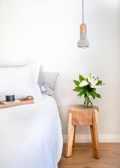 Scandinavo Camera da Letto by Red Lily Renovations