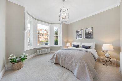 This is an example of a contemporary bedroom in London.