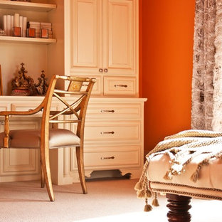 Imagen de habitación de invitados mediterránea, grande, sin chimenea, con parades naranjas y moqueta