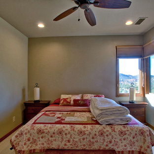 Foto de dormitorio principal, campestre, con paredes beige, suelo de piedra caliza, chimenea de esquina, marco de chimenea de yeso y suelo blanco