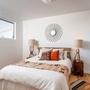 Modelo de dormitorio de estilo americano con paredes blancas y suelo de madera clara