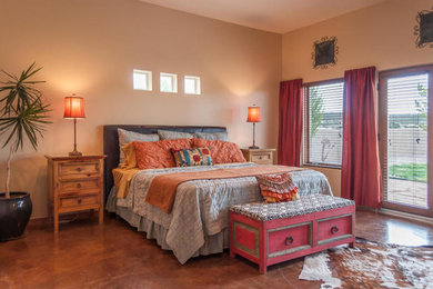 Ejemplo de dormitorio principal de estilo americano de tamaño medio sin chimenea con paredes marrones, suelo de cemento y suelo marrón