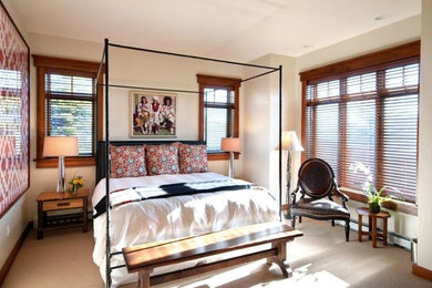 オースティンにある中くらいなサンタフェスタイルのおしゃれな客用寝室 (ベージュの壁、カーペット敷き、暖炉なし、ベージュの床)
