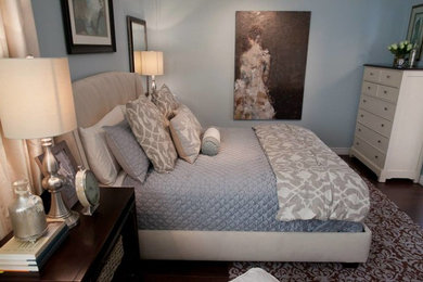 Ejemplo de dormitorio principal clásico renovado de tamaño medio sin chimenea con paredes azules y suelo de madera oscura