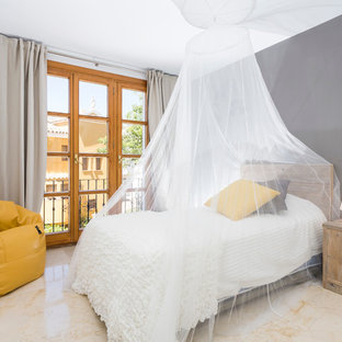 Diseño de dormitorio principal, contemporáneo, de tamaño medio, sin chimenea, con paredes grises y suelo de travertino