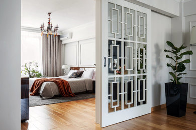 小さなトランジショナルスタイルのおしゃれな主寝室 (無垢フローリング、ベージュの床、白い壁) のレイアウト