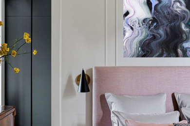 Пример оригинального дизайна: хозяйская спальня в стиле неоклассика (современная классика) с белыми стенами и полом из ламината
