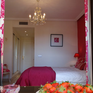 Modelo de dormitorio principal, contemporáneo, pequeño, con paredes rosas, suelo de mármol y suelo beige