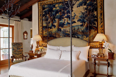 Diseño de dormitorio mediterráneo sin chimenea con paredes blancas y moqueta