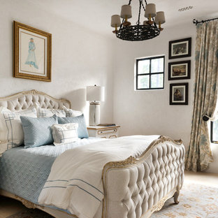 Imagen de habitación de invitados mediterránea, de tamaño medio, con suelo de piedra caliza