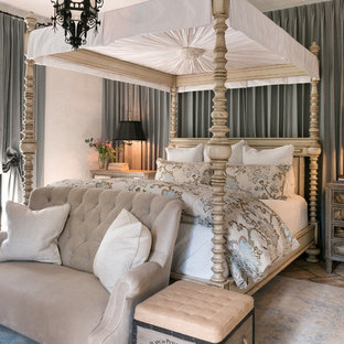 Modelo de dormitorio principal, mediterráneo, de tamaño medio, con suelo de baldosas de terracota