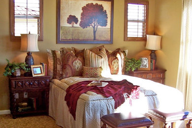 サンディエゴにある地中海スタイルのおしゃれな寝室のインテリア