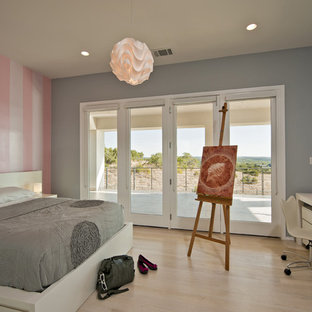 Ejemplo de dormitorio con escritorio, contemporáneo, con paredes multicolor y suelo de madera clara