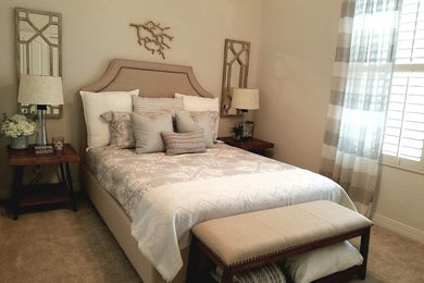 フェニックスにある中くらいなラスティックスタイルのおしゃれな客用寝室 (ベージュの壁、カーペット敷き、ベージュの床)