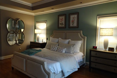 Modelo de dormitorio principal contemporáneo con paredes azules y suelo de madera en tonos medios