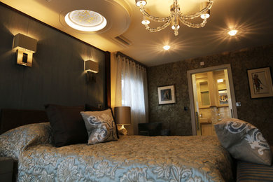 Ejemplo de dormitorio principal minimalista de tamaño medio con paredes grises
