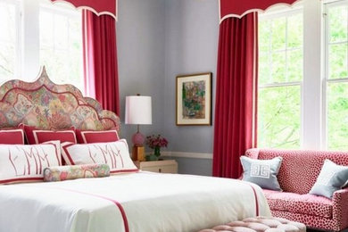 シャーロットにある中くらいなトラディショナルスタイルのおしゃれな主寝室 (グレーの壁、カーペット敷き) のインテリア