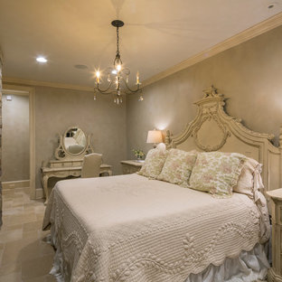 Foto de habitación de invitados clásica, grande, sin chimenea, con paredes beige y suelo de pizarra