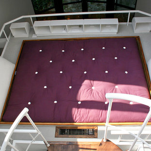 Modelo de dormitorio tipo loft, actual, pequeño, con paredes blancas