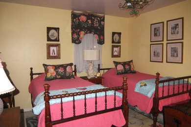 他の地域にある小さなトラディショナルスタイルのおしゃれな客用寝室 (黄色い壁、カーペット敷き) のインテリア