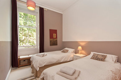 エディンバラにある小さなおしゃれな客用寝室 (ベージュの壁、カーペット敷き、暖炉なし) のインテリア