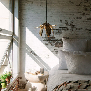 Foto de dormitorio tipo loft, urbano, pequeño, con paredes blancas, suelo de cemento y suelo blanco