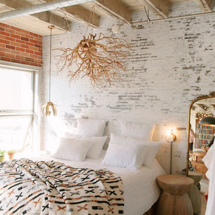 Foto de dormitorio tipo loft, urbano, pequeño, sin chimenea, con paredes blancas, suelo de cemento y suelo blanco