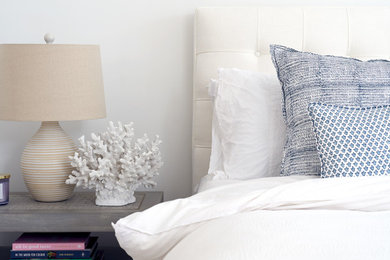 Idées déco pour une chambre bord de mer avec un mur blanc.