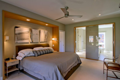 インディアナポリスにある広いコンテンポラリースタイルのおしゃれな主寝室 (緑の壁、カーペット敷き、ベージュの床) のレイアウト