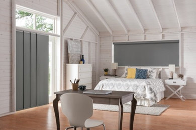 バンクーバーにあるコンテンポラリースタイルのおしゃれなロフト寝室 (白い壁、淡色無垢フローリング、暖炉なし) のインテリア