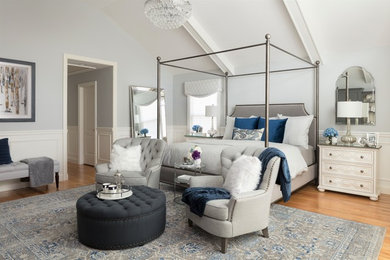 ニューヨークにある広いトランジショナルスタイルのおしゃれな主寝室 (グレーの壁、淡色無垢フローリング、ベージュの床)