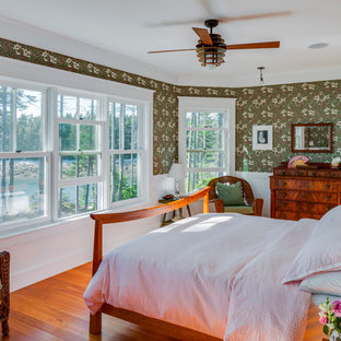 Mittelgroßes Klassisches Hauptschlafzimmer ohne Kamin mit grüner Wandfarbe, dunklem Holzboden und orangem Boden in Portland Maine